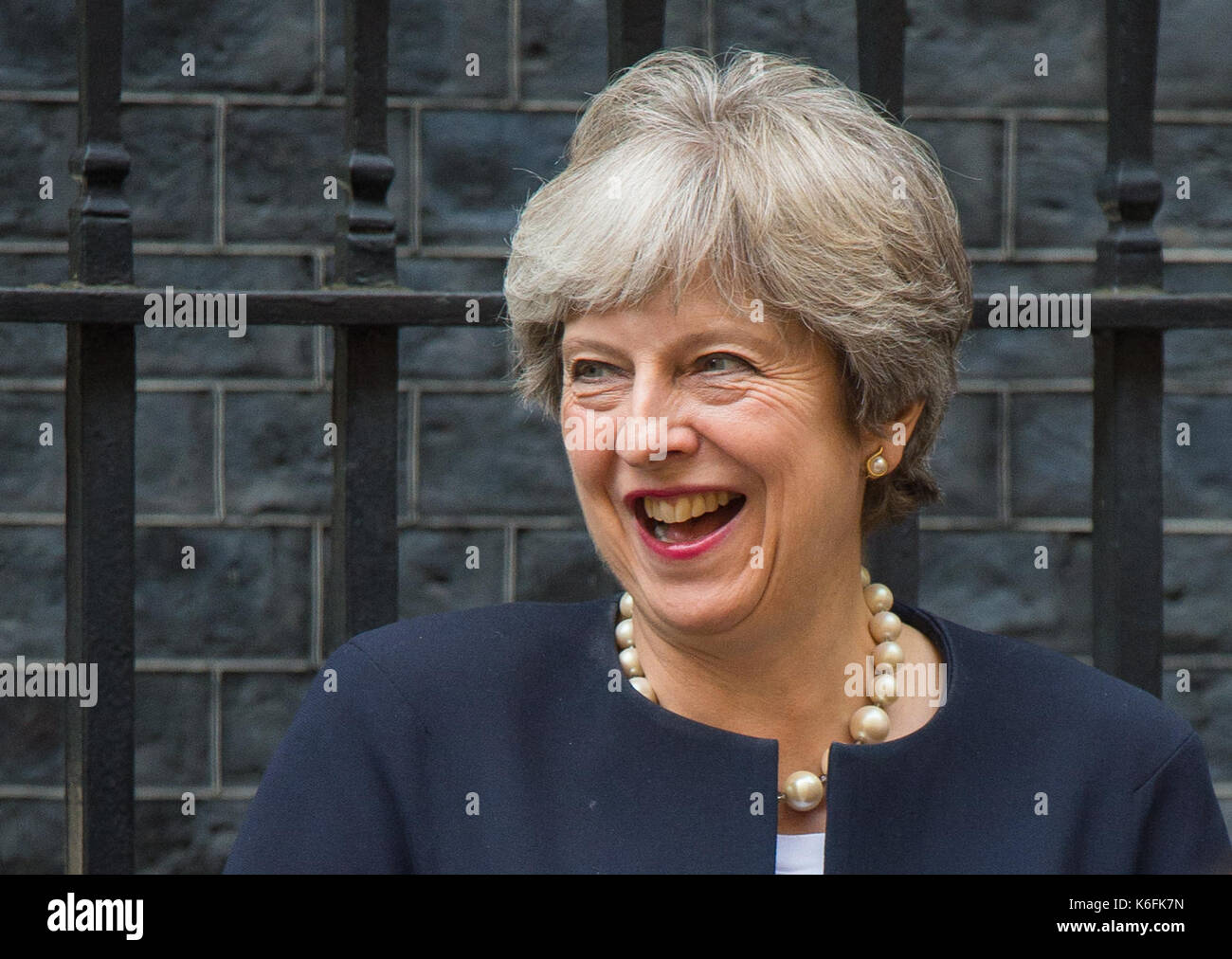 Il primo ministro theresa maggio orologi a una partita di cricket di strada a Downing Street, Londra, organizzata dalla possibilità di brillare street, che cerca di coinvolgere i giovani di età compresa tra 8-24 in aree di socio-svantaggio economico in street cricket. Foto Stock