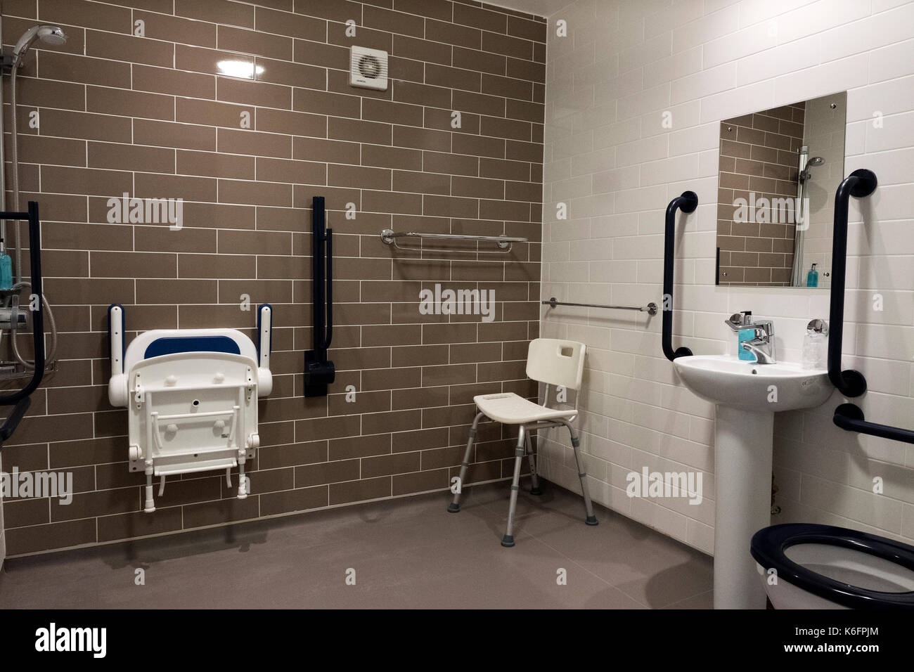 Bagno Per Disabili Stanza Con Doccia Foto Stock Alamy