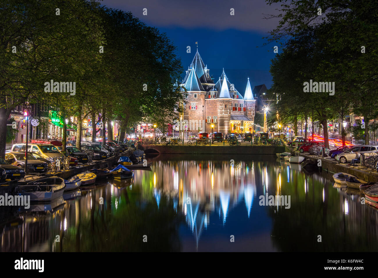 Amsterdam di notte, con fiori e biciclette sul ponte, Holland, Paesi Bassi. Foto Stock