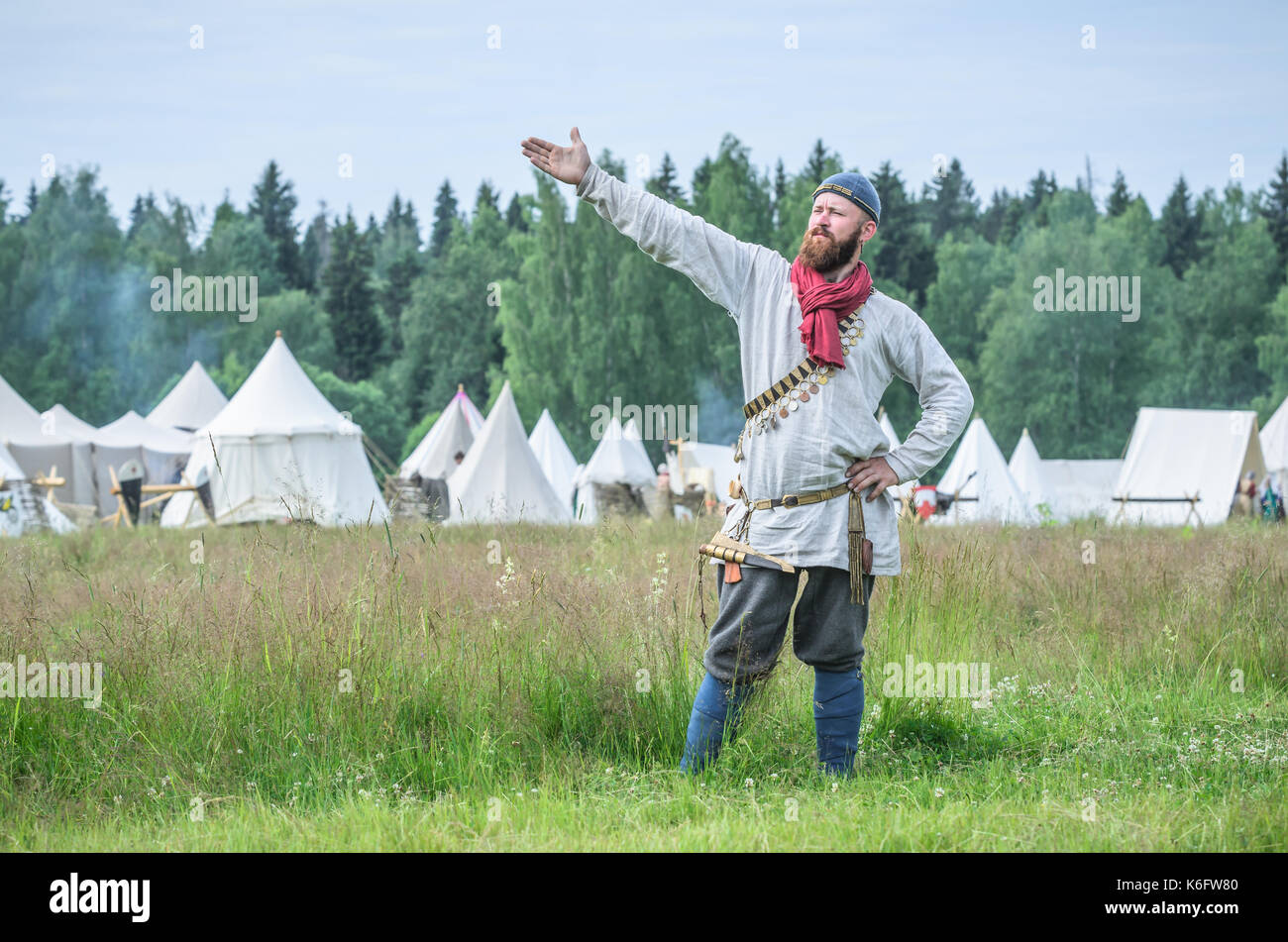 Mosca,RUSSIA-Giugno 06,2016: Uomo in antico costume contadina sorge sul campo verde di erba Foto Stock