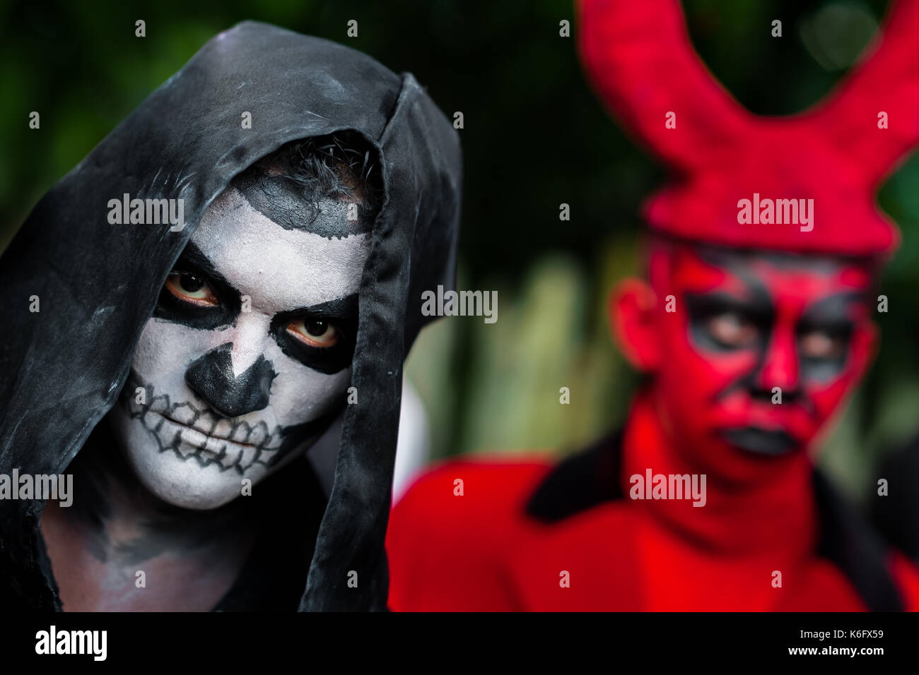 Un giovane uomo di El Salvador con cranio face paint prende parte alla La Calabiuza parade presso il giorno dei morti in festa a Tonacatepeque, El Salvador, 1 Foto Stock