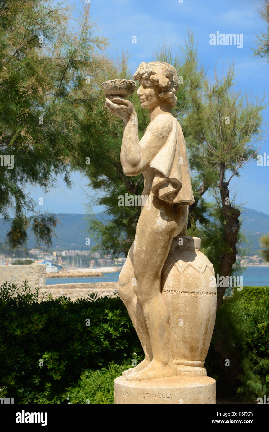 Statua di Bacco o Dioniso, Dio della vinificazione, fuori del Museo del vino e degli spiriti Isola di Bendor, o Ile de Bendor, Bandor Var Provence France Foto Stock