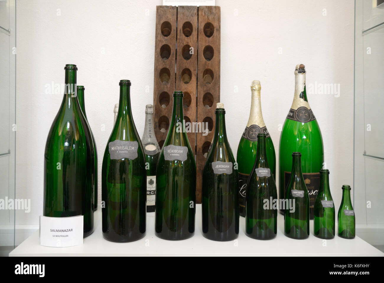 Mostra di bottiglie di Champagne di diverse dimensioni presso il Museo del vino e degli spiriti Isola di Bendor, o Ile de Bendor, Bandol var Provence France Foto Stock