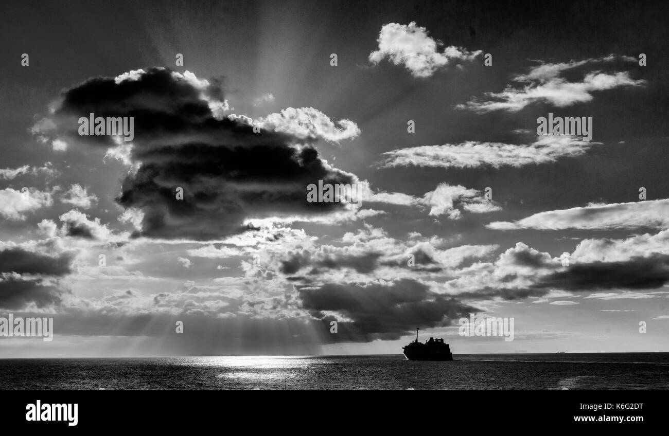 Fotografia in bianco e nero di nave da crociera in barca a vela al tramonto - presi da Bridgetown, Barbados Foto Stock