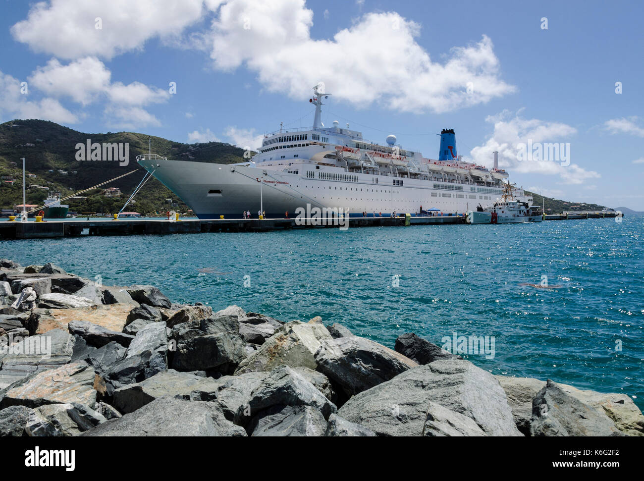 Thomson celebrazione nave da crociera ancorata in Road Town, Tortola, Isole Vergini britanniche Foto Stock