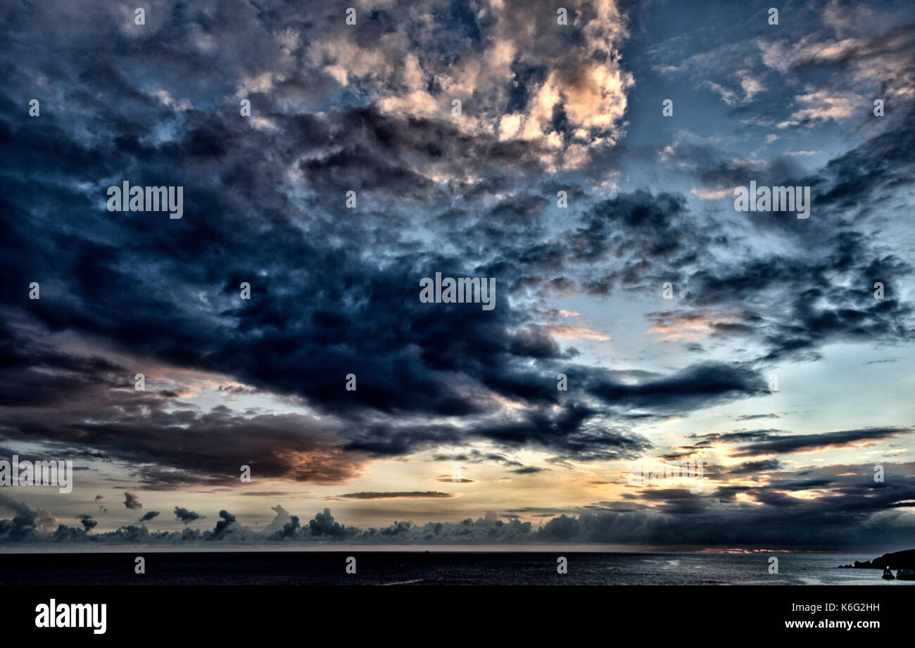 Caraibi glorioso tramonto cloudscape - guardando ad ovest da philipsburg, Sint Maarten, olandese isola dei Caraibi Foto Stock