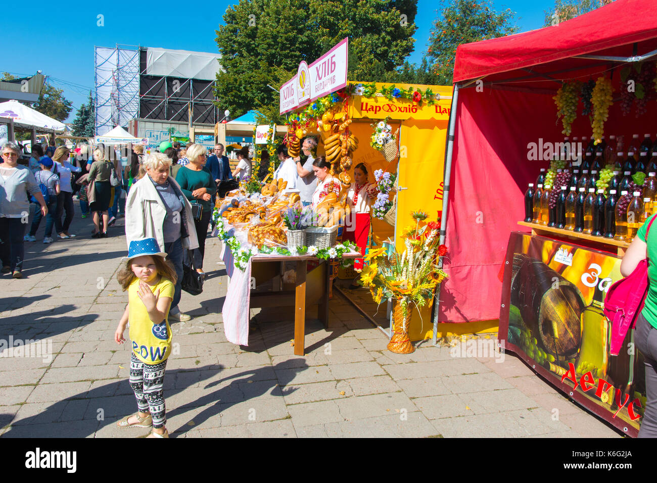 Street trading con merci dal contatore alla celebrazione. Giorno della città. zhitomir dell'anno 1133. settembre 2017, Ucraina. Foto Stock