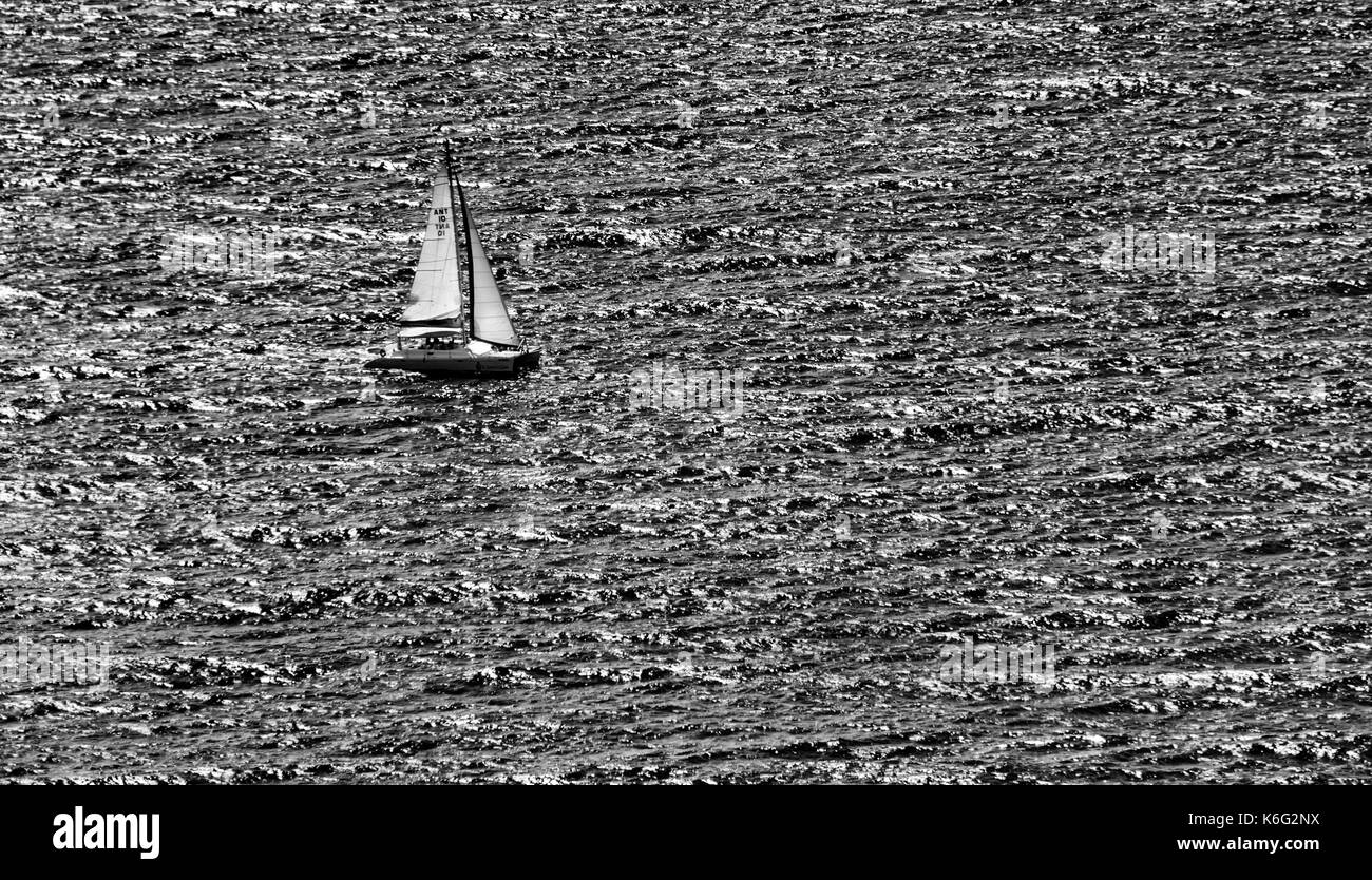 Fotografia in bianco e nero di uno yacht solitario Foto Stock