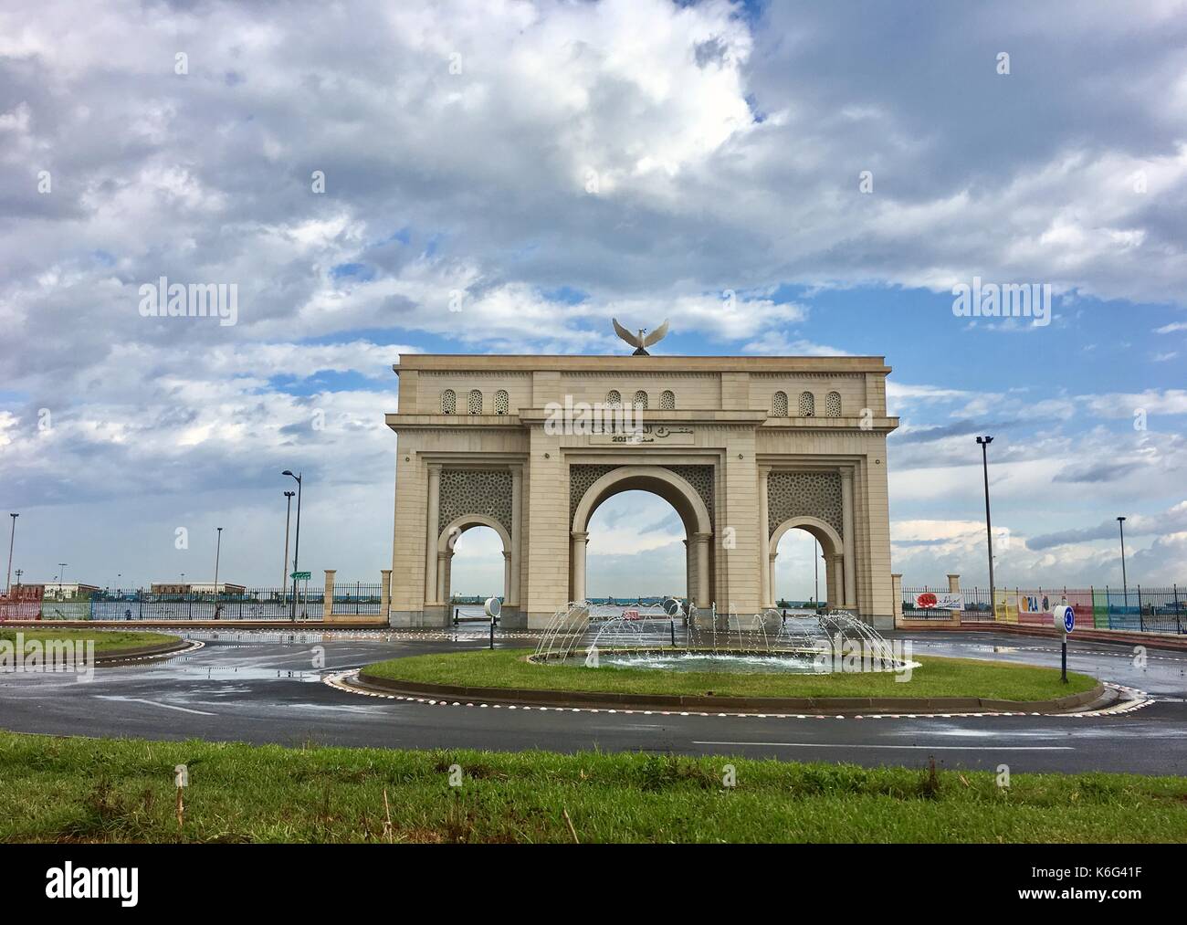 Sablette cancello in Algeri costruito 2015.il gate viene campionato come simbolo di gloria francese arco di trionfo Architecture di Parigi.gate si trova in riva al mare a. Foto Stock