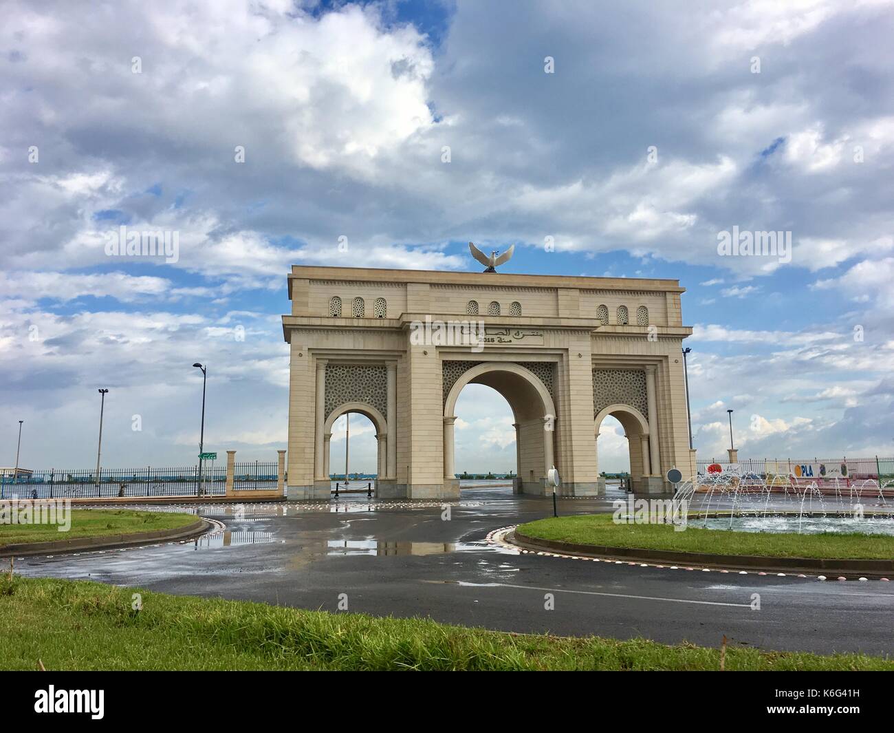Sablette cancello in Algeri costruito 2015.il gate viene campionato come simbolo di gloria francese arco di trionfo Architecture di Parigi.gate si trova in riva al mare a. Foto Stock