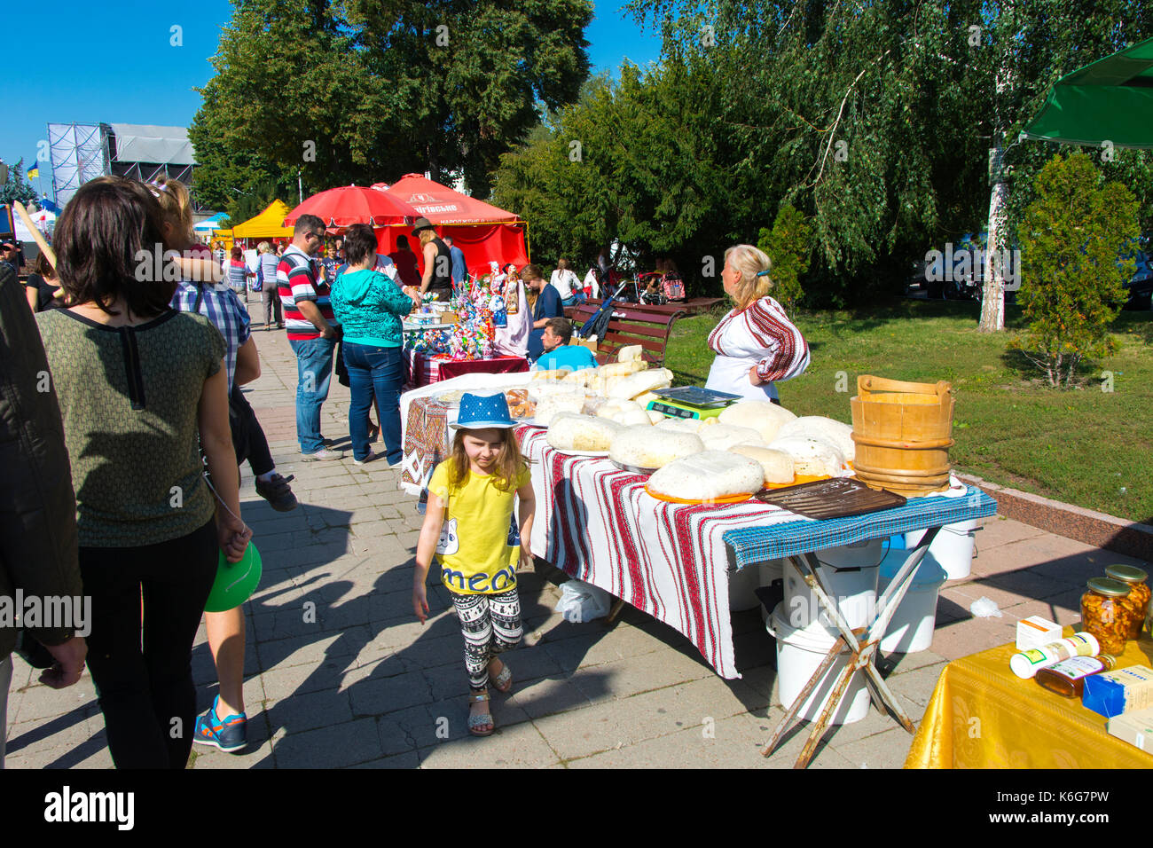 Street trading con merci dal contatore alla celebrazione. Giorno della città. zhitomir dell'anno 1133. settembre 2017, Ucraina. Foto Stock