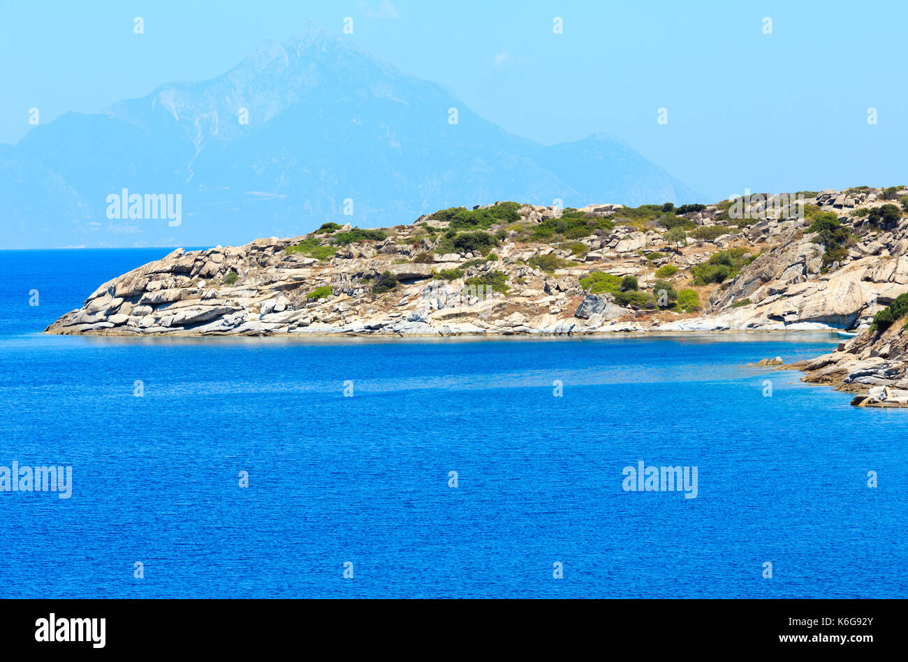 Estate Mare paesaggi con acquamarina acqua e monte Athos. vista dalla riva (, Sithonia Halkidiki, Grecia). Foto Stock