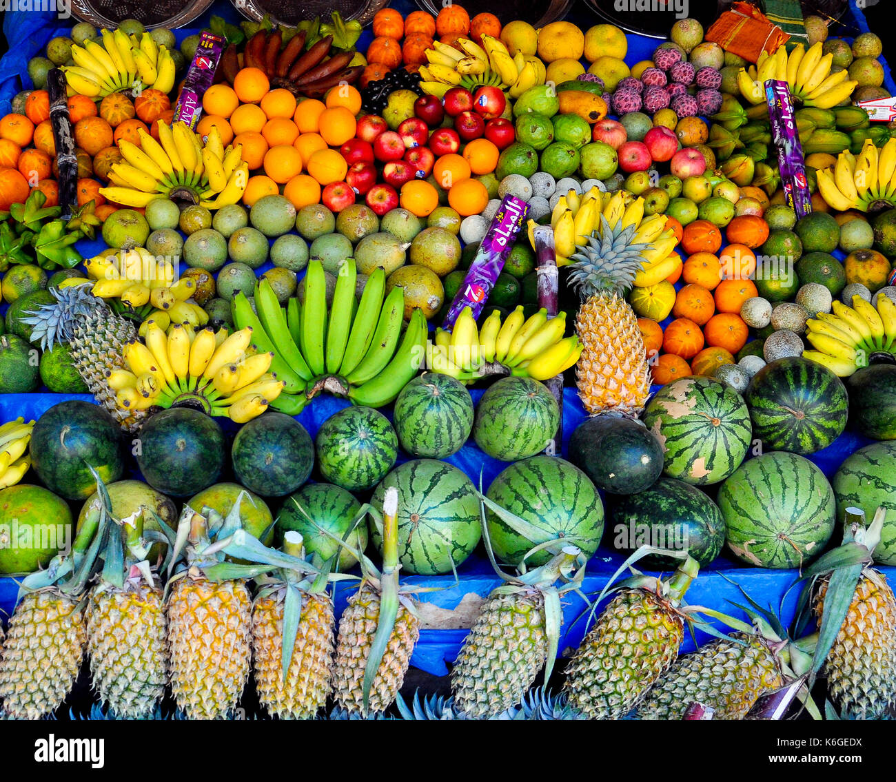 Il governo dello Sri Lanka frutti ( arance,pini mele,banana,i  cocomeri,apple etc) sono visibili in un frutto di stallo munneswaram vicino  tempio, Chilaw, sri lanka Foto stock - Alamy