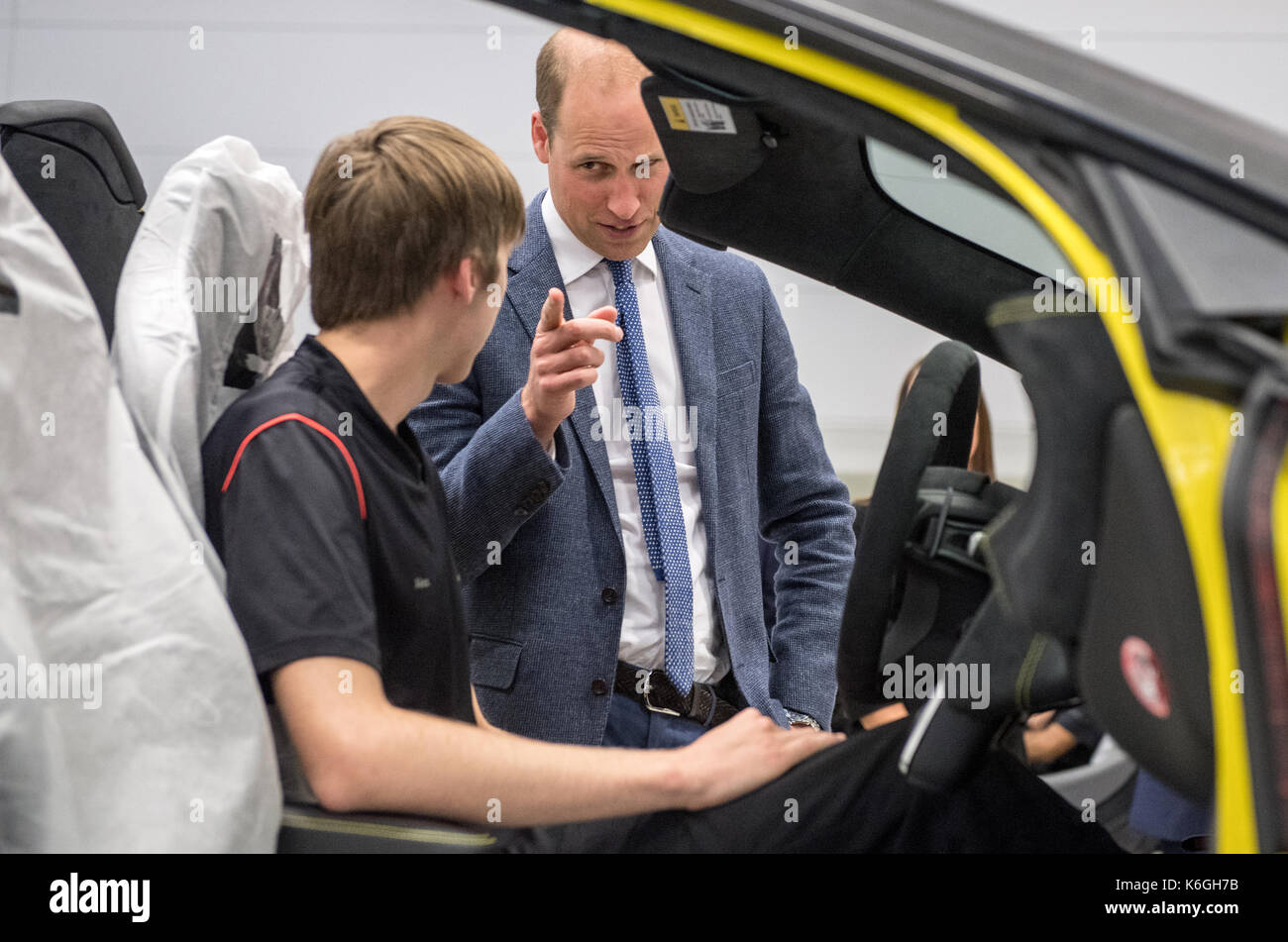 Il duca di cambridge consente di montare un airbag a una Mclaren auto con apprendista di anno nominee, alex machin sul piano della fabbrica, durante una visita alla mclaren del centro di produzione di Woking, Surrey. Foto Stock