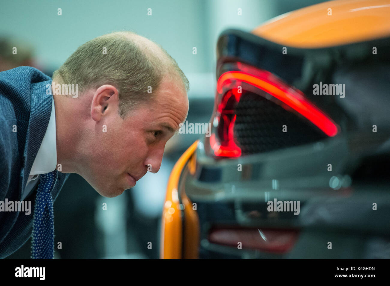 Il duca di cambridge guarda una Mclaren 720s in costruzione durante una visita alla mclaren del centro di produzione di Woking, Surrey. Foto Stock