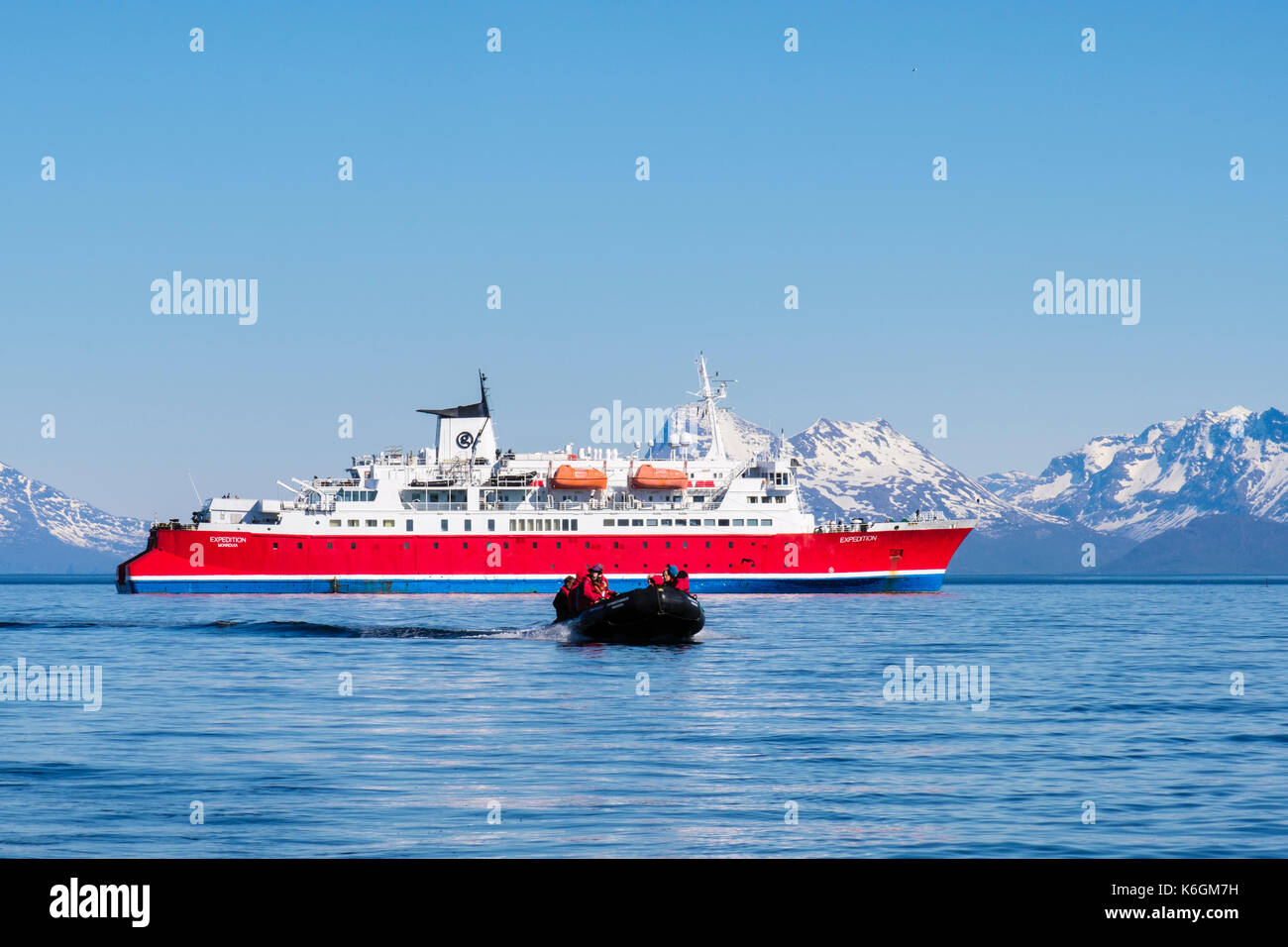 G avventure expedition cruise nave passeggeri in mare in un gommone Zodiac sul nord artico norvegese costa. Helløya, Troms, Norvegia e Scandinavia Foto Stock