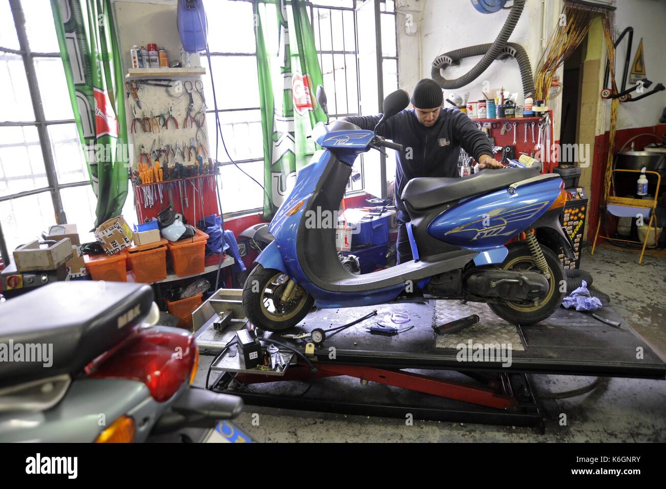 Officina per la riparazione di motocicli e scooter (Milano, Italia Foto  stock - Alamy