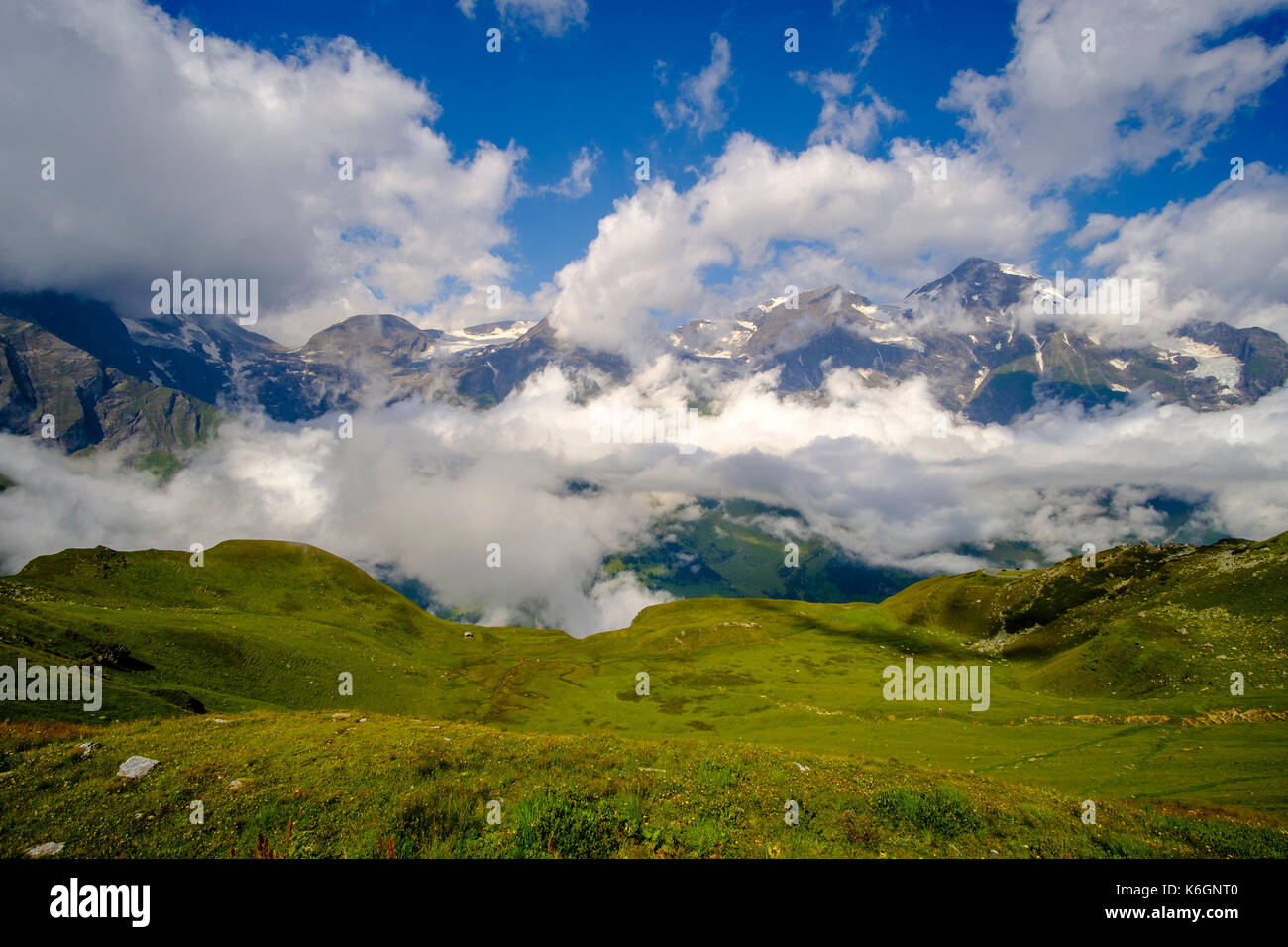 Vista aerea verso il basso nel torbido la valle della Salzach dalla sommità del Grossglockner Strada alpina Foto Stock