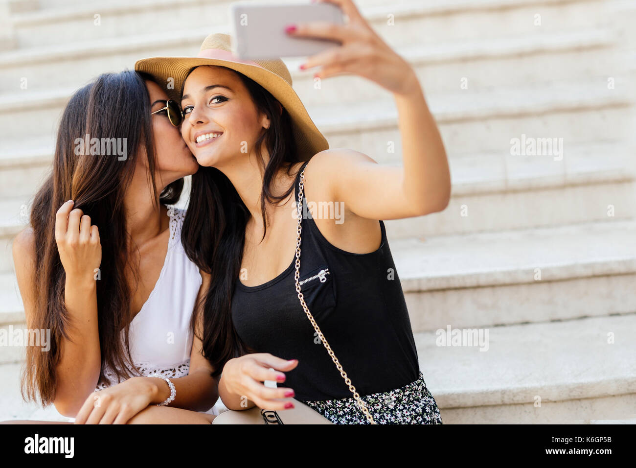 Buoni amici prendendo un selfie di se stessi Foto Stock