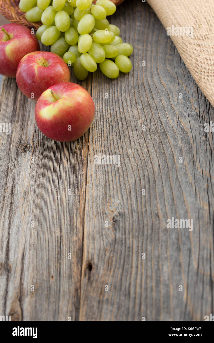 Primo piano di un tavolo vintage con mele e uvetta. Decorazione di una vita semplice all'aperto. Ideale per aggiungere testo all'immagine. Layout da scrivere Foto Stock