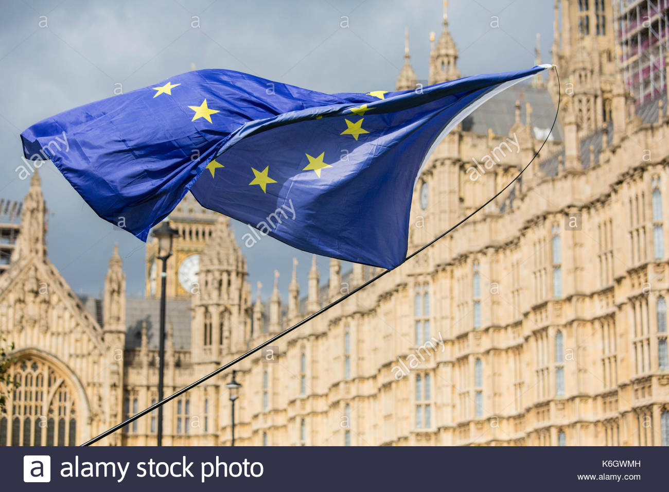 La bandiera dell'UE al vento a Westminster durante un anti-Brexit protesta rally Foto Stock