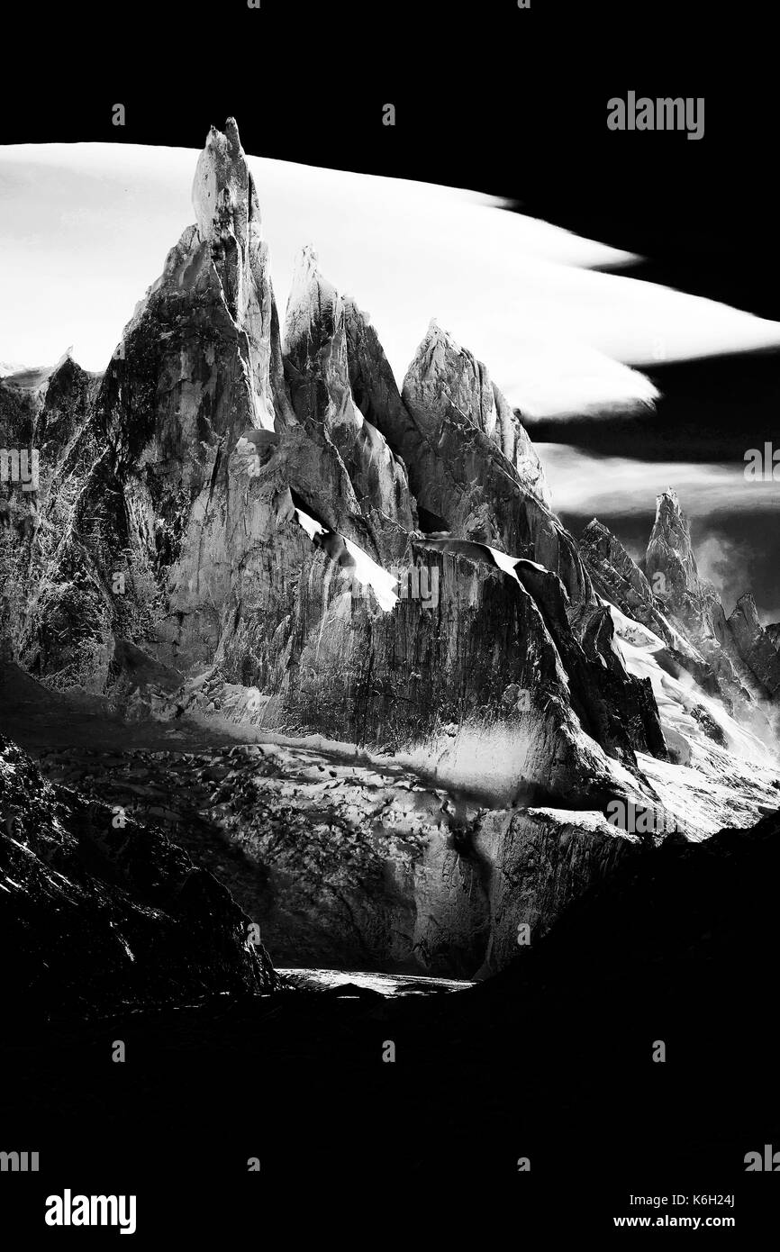 EL CHALTEN, SANTA CRUZ ARGENTINA - Giugno 2011 - Vista del Cerro Torre dalla Laguna torre Foto Stock