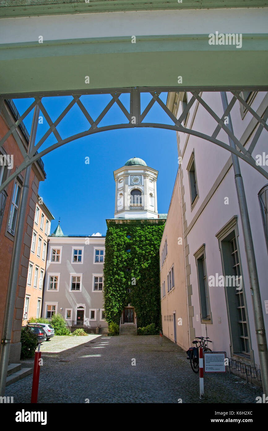 Una scena di strada a Passau, Baviera, Germania che mostra il monastero (Kloster) Niedernburg. Foto Stock