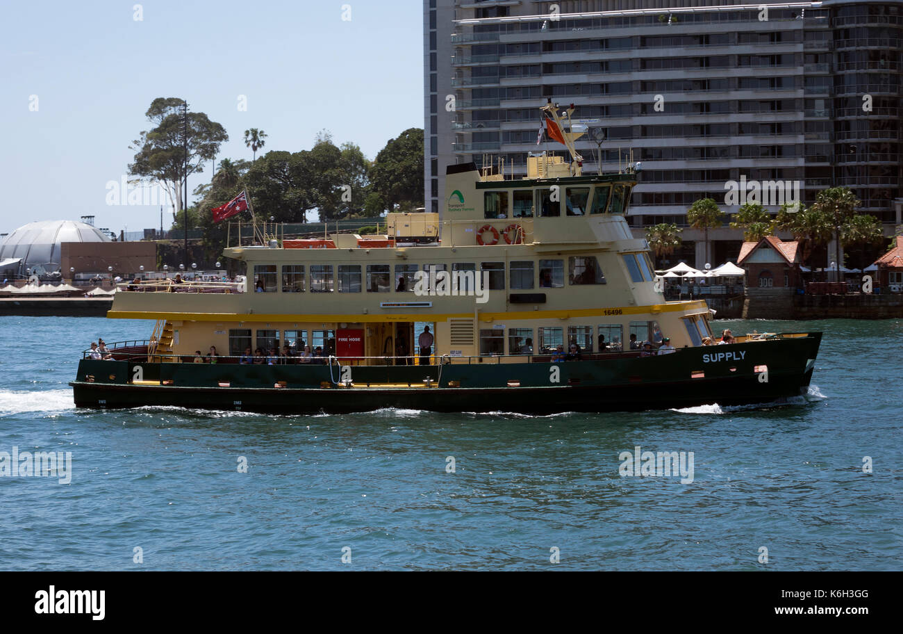 I passeggeri arrivano su un giallo e verde verniciato Sydney Ferry Boat arriva in Circular Quay nel porto di Sydney CBD Australia Foto Stock