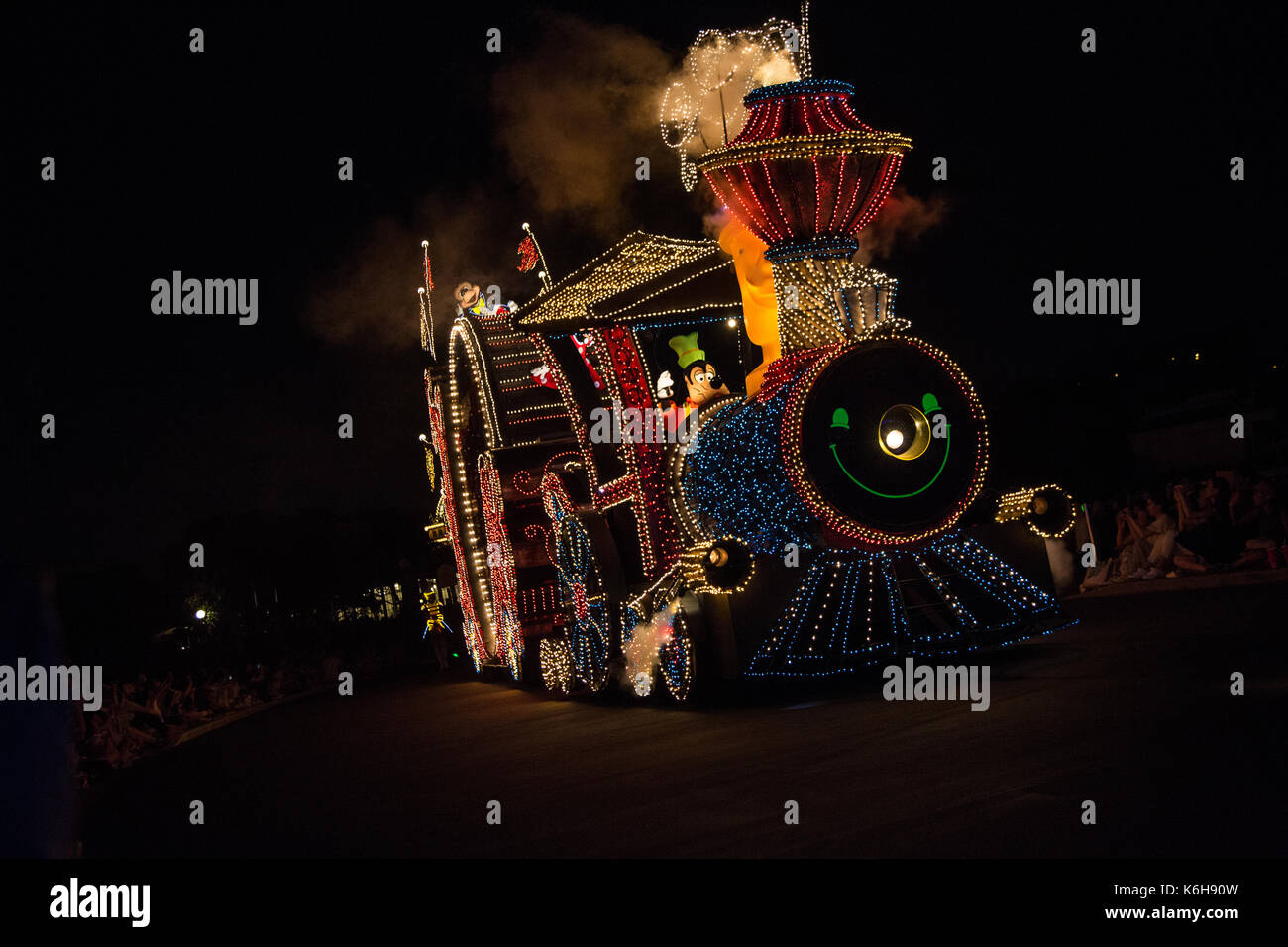 Tokyo Disneyland parata elettrica dreamlights al Tokyo Disneyland dove tutti i vostri personaggi Disney preferiti prendono vita su Sfilata carri allegorici Foto Stock