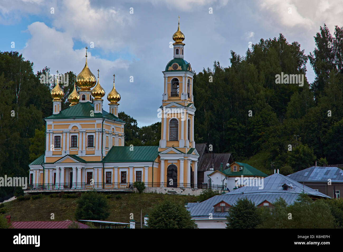Un giallo chiesa ortodossa si erge su una collina nei pressi della chiesa vi è un alto campanile con tre livelli. plyos, golden ring della Russia Foto Stock