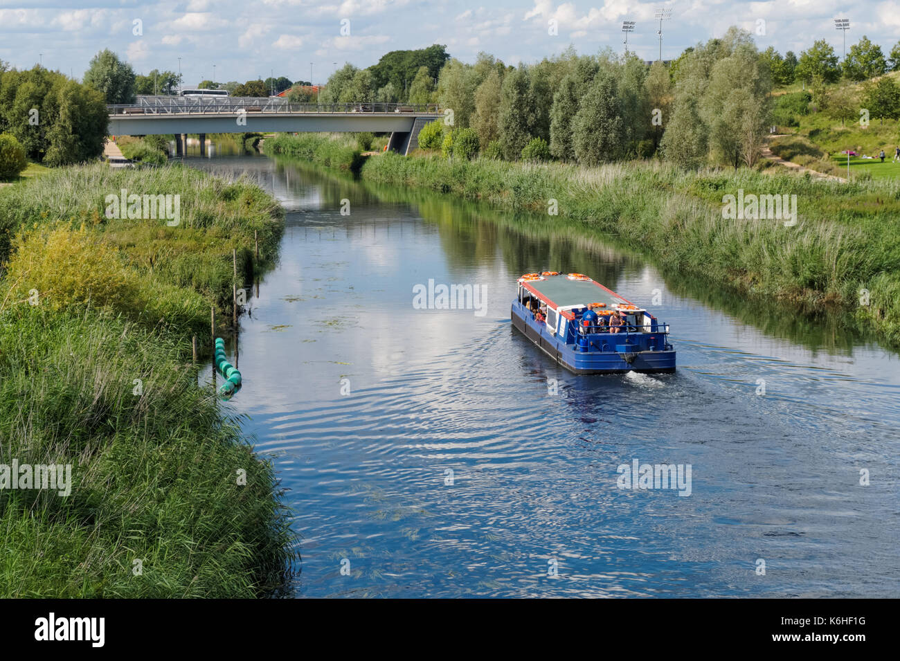 Tour in barca sul fiume Lea vicino a Stratford, Londra Inghilterra Regno Unito Foto Stock Tour in barca sul fiume Lea vicino a Stratford, Londra Inghilterra Regno Unito Foto Stock