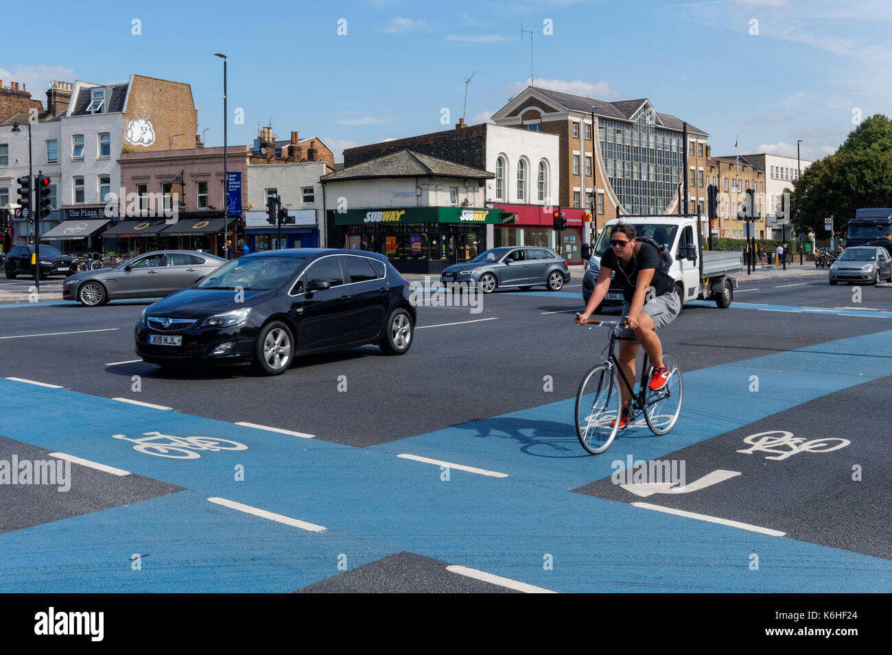 I ciclisti sulla superstrada del ciclo 2 Mile End Road a Londra, England Regno Unito Regno Unito Foto Stock
