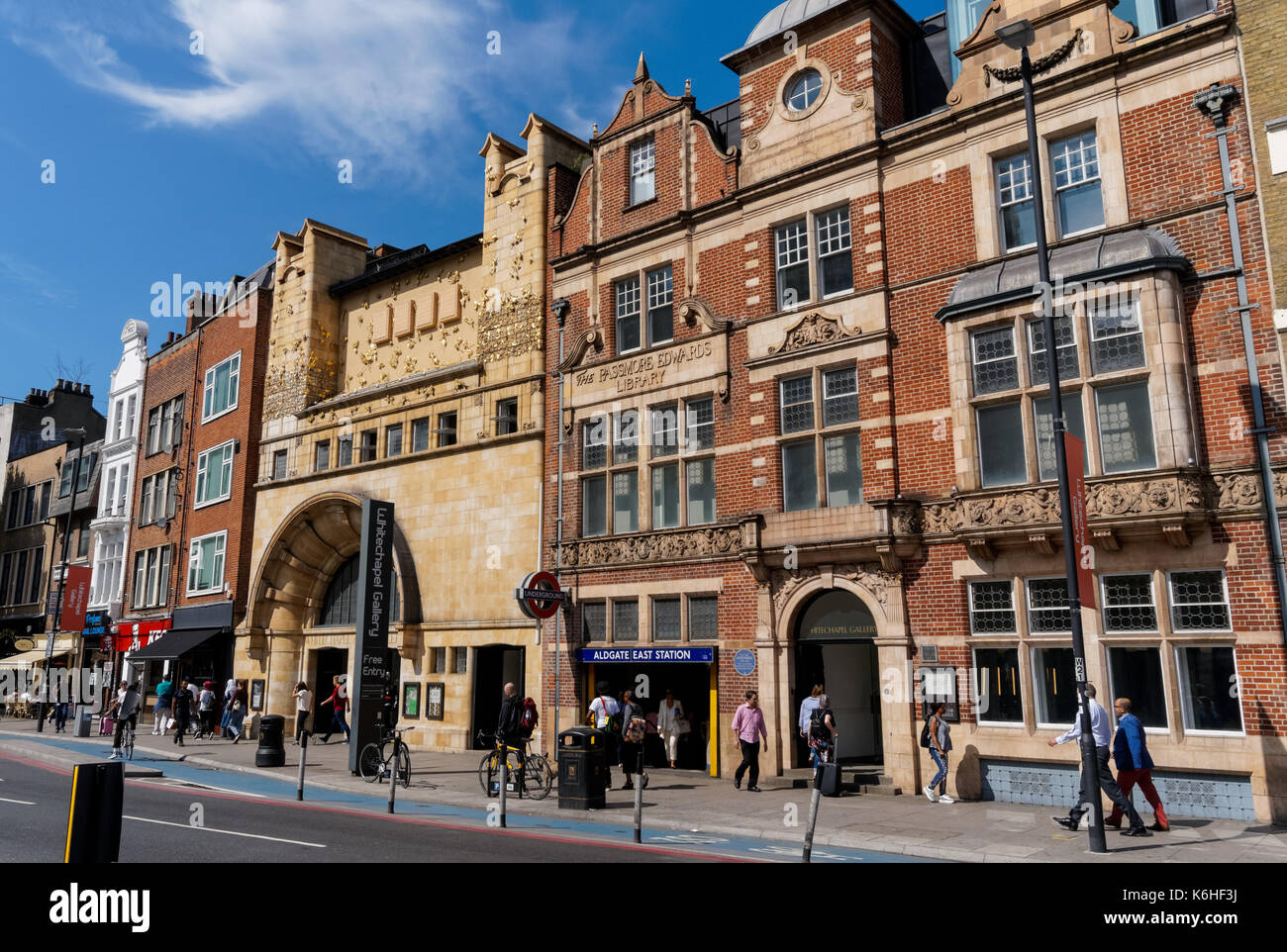 Galleria Whitechapel e ingresso alla stazione della metropolitana di Aldgate East, Londra England Regno Unito Regno Unito Foto Stock