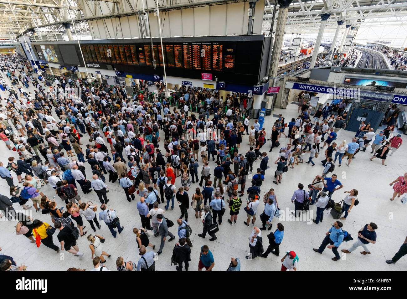 I passeggeri dell'atrio della stazione di Waterloo aspettano i treni in ritardo, Londra, Inghilterra, Regno Unito, Regno Unito Foto Stock