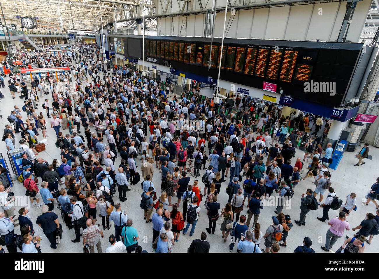 I passeggeri dell'atrio della stazione di Waterloo aspettano i treni in ritardo, Londra, Inghilterra, Regno Unito, Regno Unito Foto Stock
