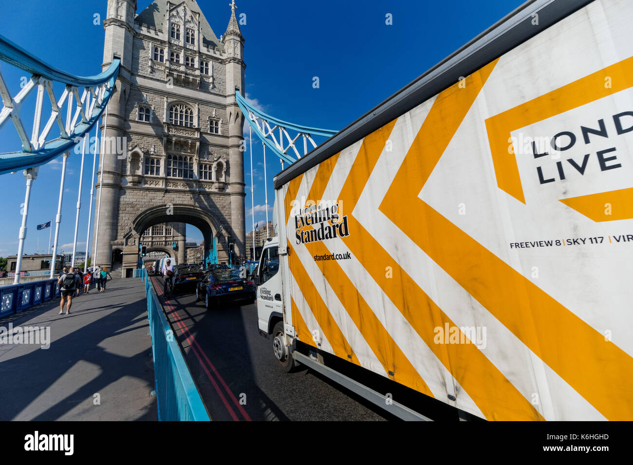 Serata di consegna standard sul carrello il Tower Bridge di Londra, England Regno Unito Regno Unito Foto Stock