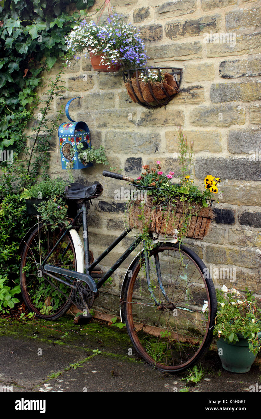 Vecchia moto dipinta e decorata come arte di strada Foto Stock