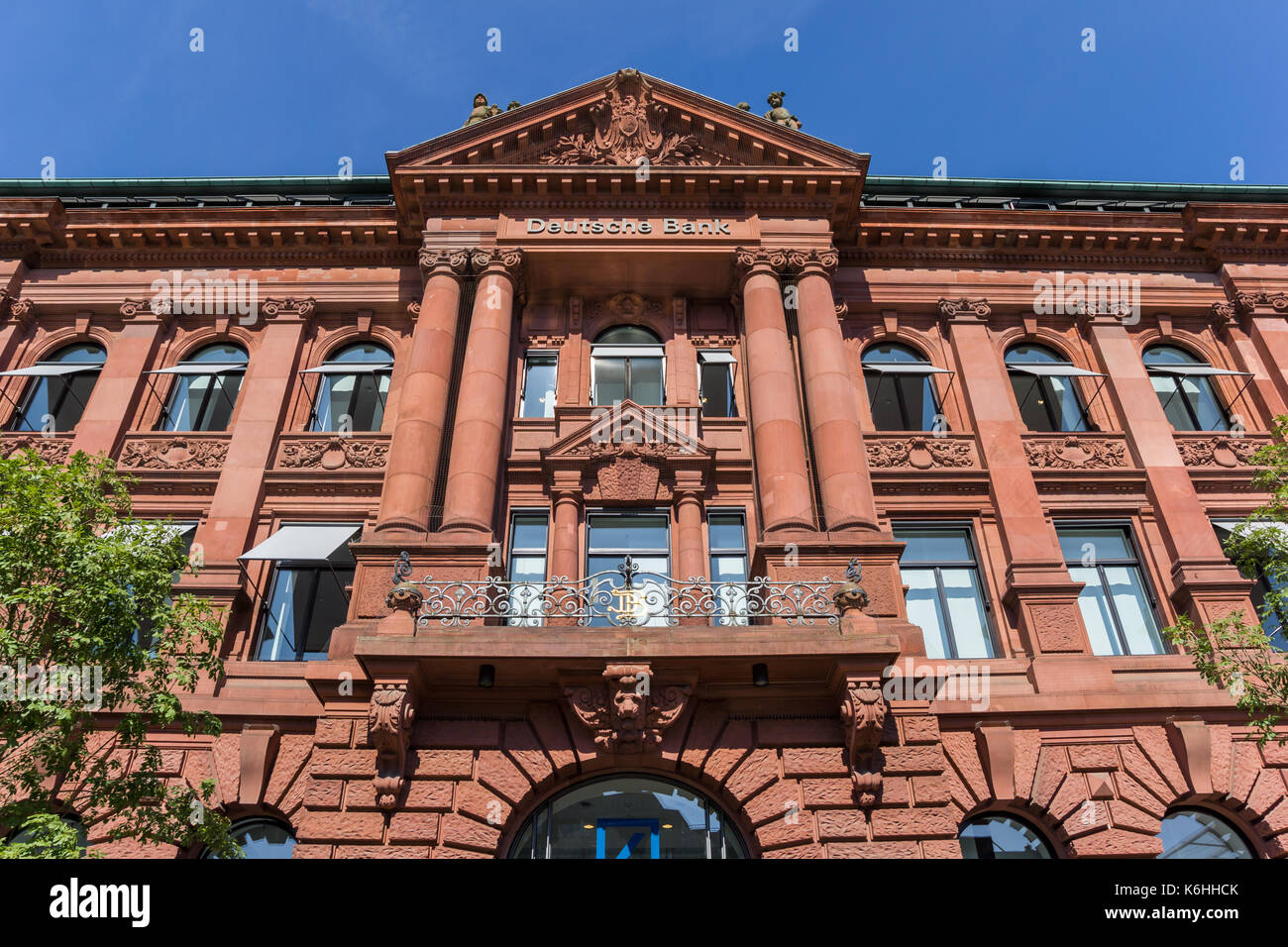 Facciata rossa dell'edificio Deutsche Bank di Brema, Germania Foto Stock