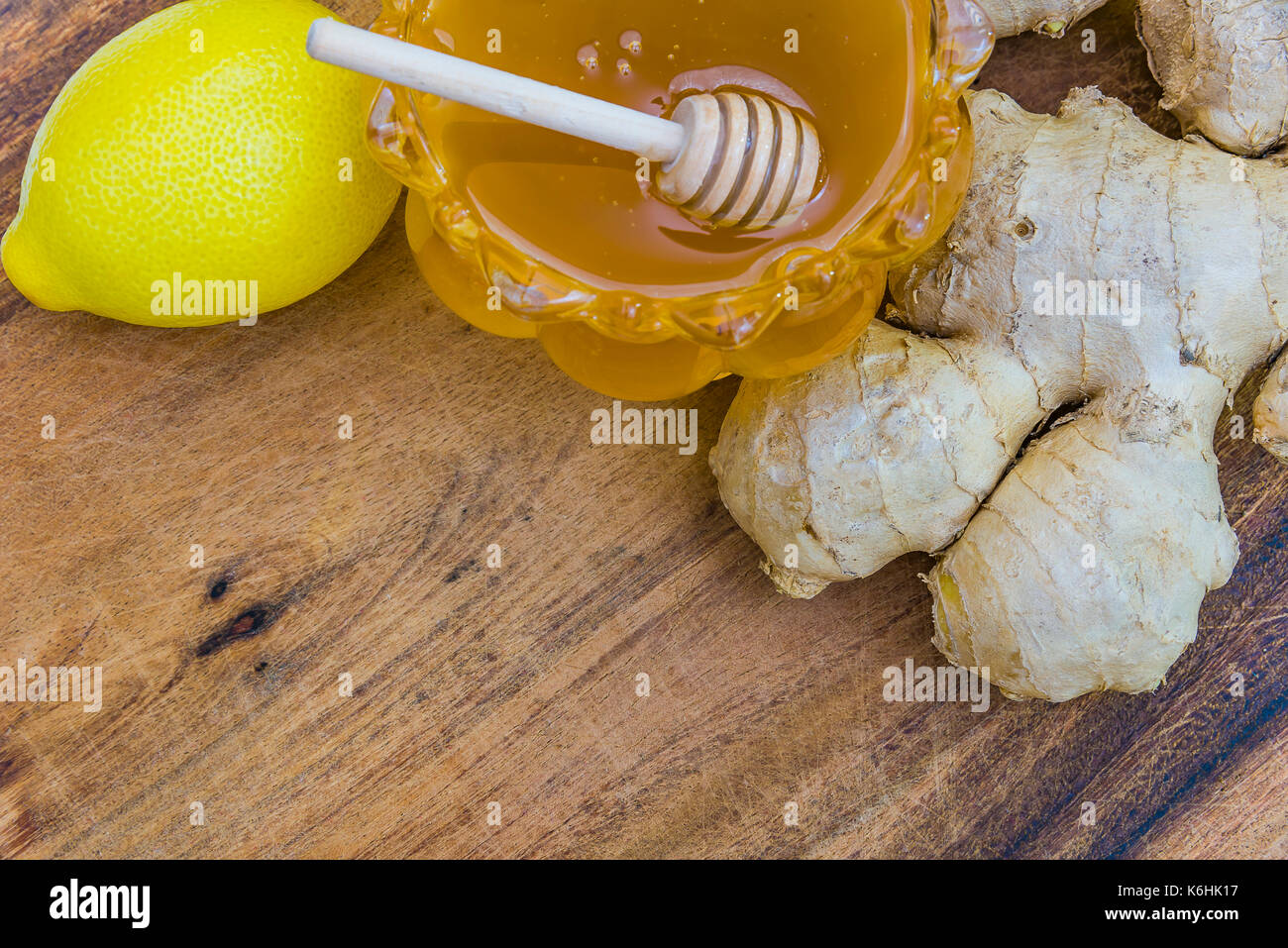 Il miele limone e zenzero zenzero gocce di limone Foto Stock