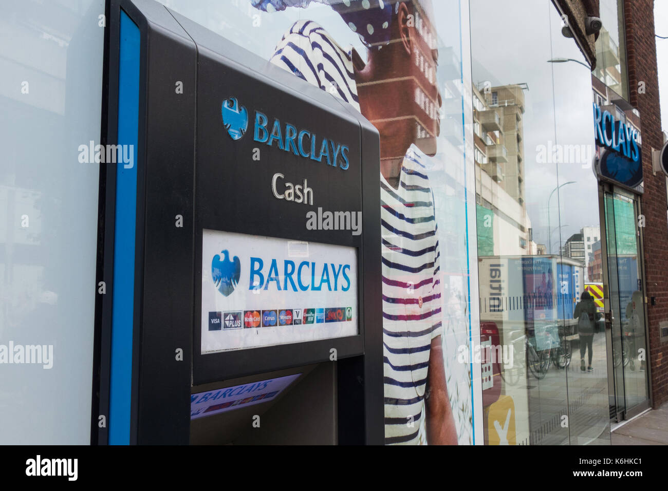 Barclays Bank uscita su King Street, Hammersmith, Londra W6, Regno Unito. Foto Stock