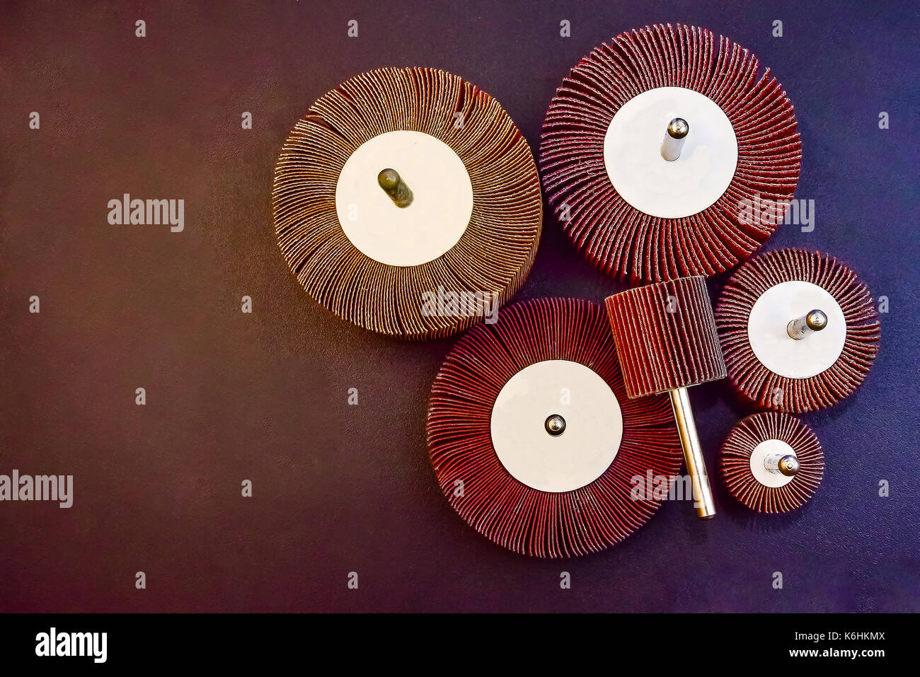 Ruota lamellare. Un mucchio di colore parzializzatore di Abrasivi  Industriali ruota su legno texture di sfondo. carta vetrata per la  lavorazione dei metalli Foto stock - Alamy