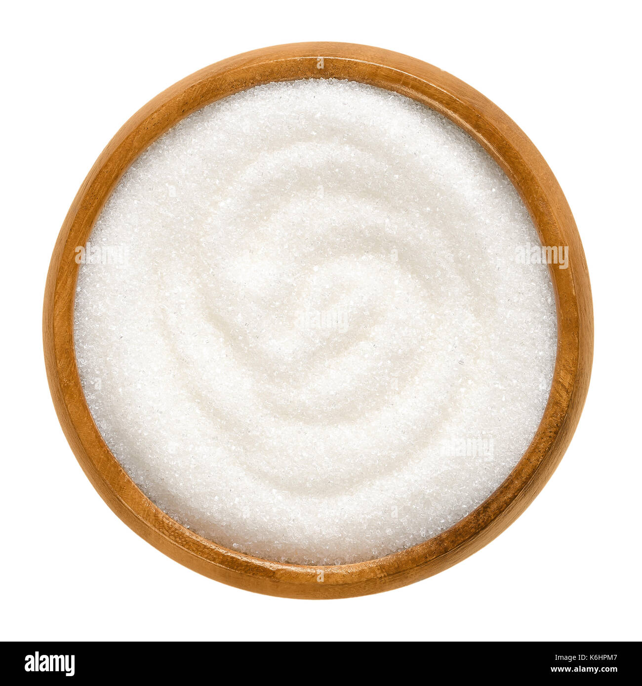 Bene lo zucchero semolato bianco in ciotola di legno. cristalli di raffinato lo zucchero da tavola. dolce i carboidrati solubili. saccarosio. foto macro. Foto Stock