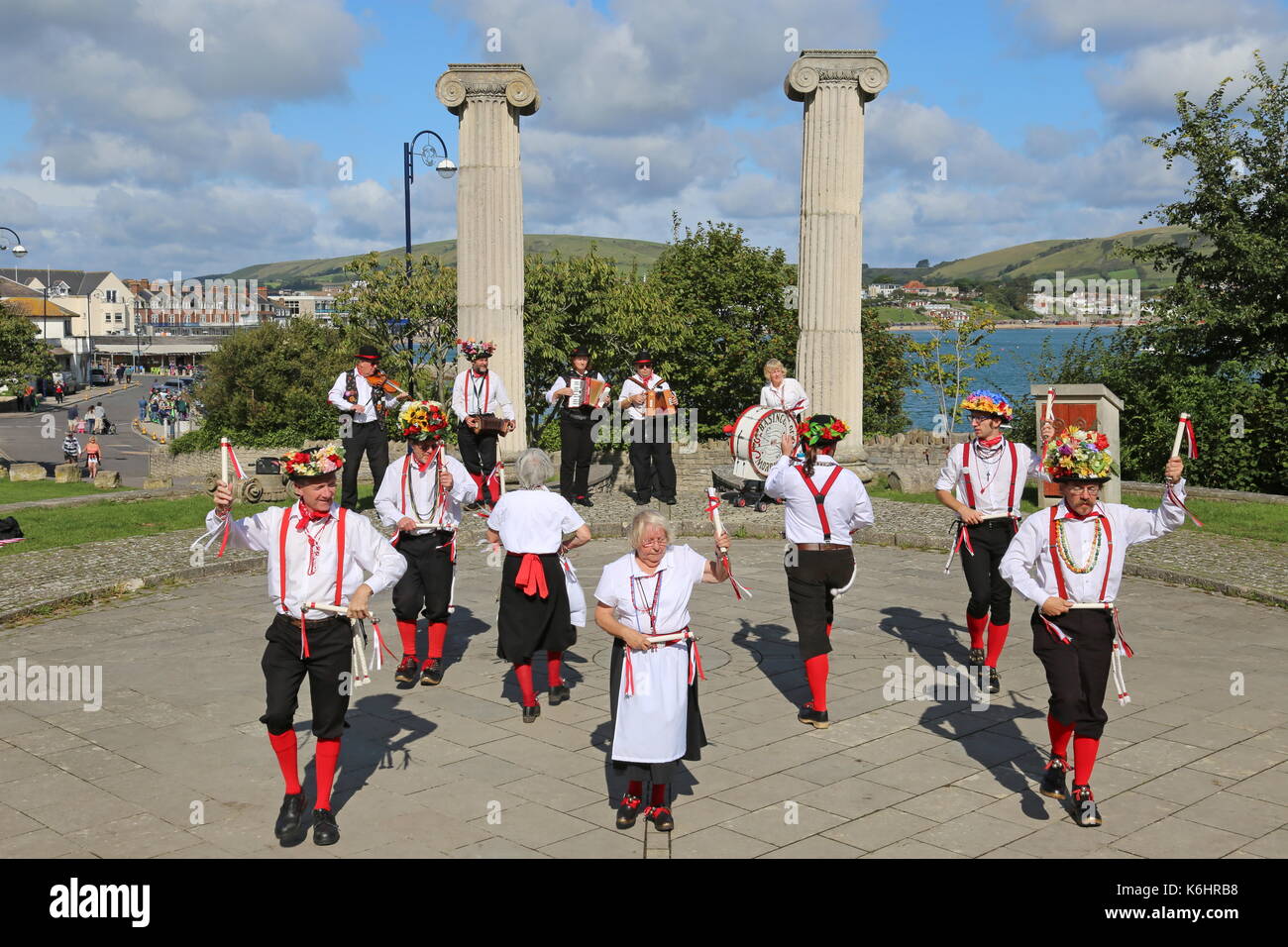 Basingclog ballerini, Prince Albert giardini, Swanage Folk Festival 2017, Isola di Purbeck, Dorset, Inghilterra, Gran Bretagna, Regno Unito, Gran Bretagna, Europa Foto Stock