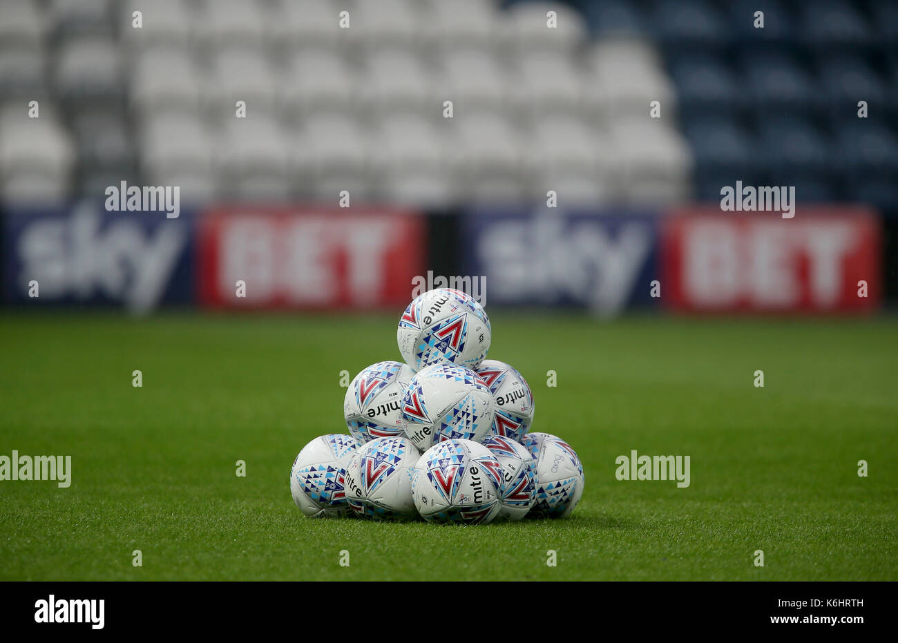 Una piramide di palloni impilate in su prima che il cielo di scommessa match del campionato a deepdale, Preston. press association foto. picture Data: martedì 12 settembre, 2017. vedere pa storia soccer preston. Photo credit dovrebbe leggere: Richard venditori/filo pa. restrizioni: solo uso editoriale nessun uso non autorizzato di audio, video, dati, calendari, club/campionato loghi o 'live'. servizi online in corrispondenza uso limitato a 75 immagini, nessun video emulazione. Nessun uso in scommesse, giochi o un singolo giocatore/club/league pubblicazioni. Foto Stock