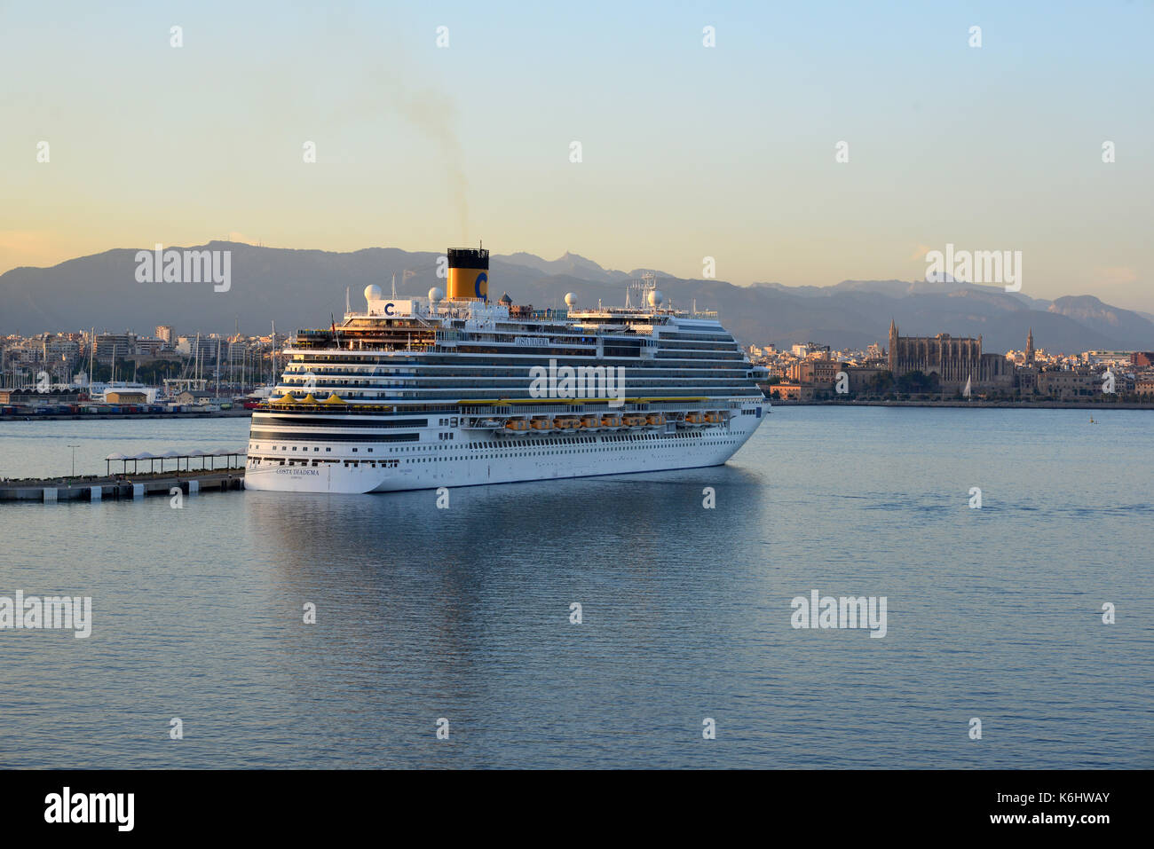 Nave da crociera Costa Diadema nel porto di Palma di Maiorca, SPAGNA Foto  stock - Alamy