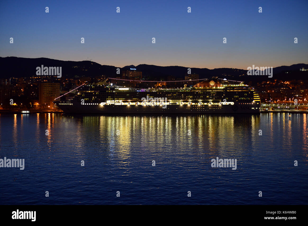 La nave di crociera luci al crepuscolo in Palma di Maiorca Foto Stock