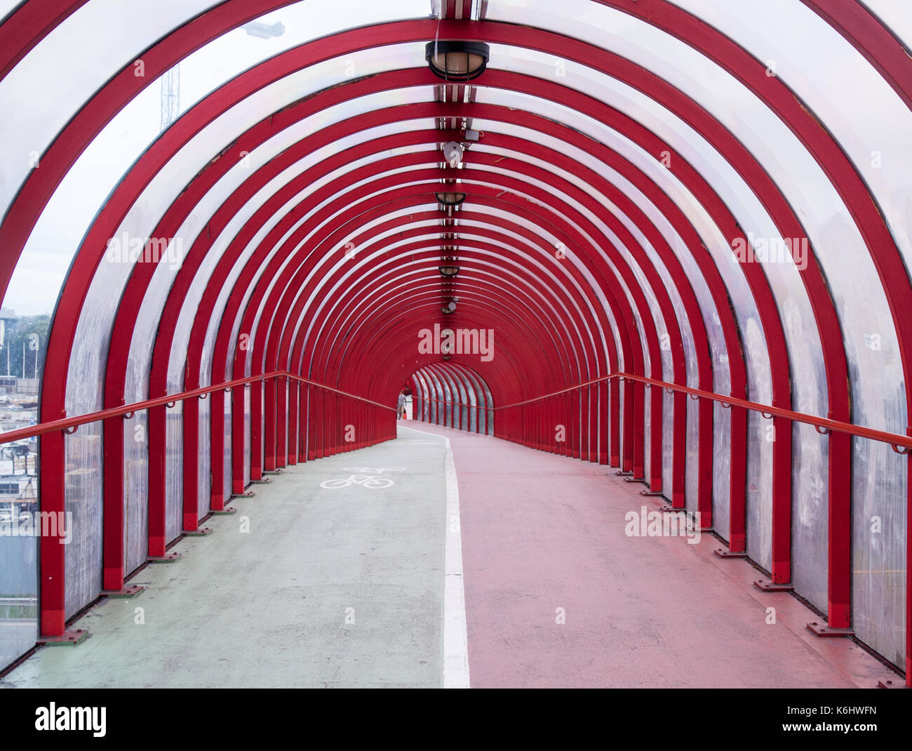 Un sentiero e cycleway attraversare la clydeside expressway in una coperta da vetro passerella sopraelevata tra il centro espositivo e la stazione ferroviaria scottish Foto Stock