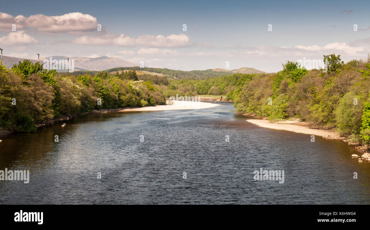 La parte inferiore del fiume Lochy il flusso attraverso il piano della valle del Great Glen vicino Inverlochy in Fort William nelle Highlands della Scozia. Foto Stock