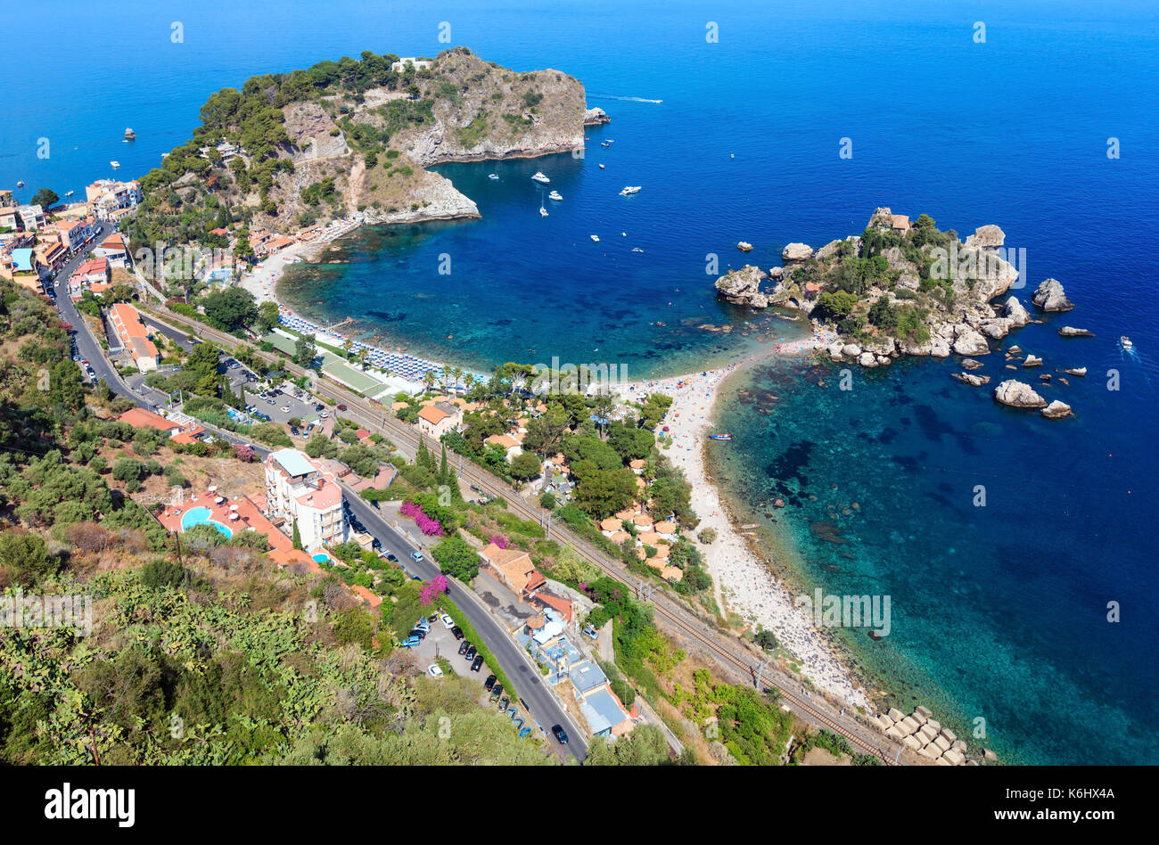Bellissima taormina vista panoramica da un massimo (scale per Taormina), Sicilia, Italia. il siciliano seascape con costa, spiagge e isola bella. I popoli u Foto Stock