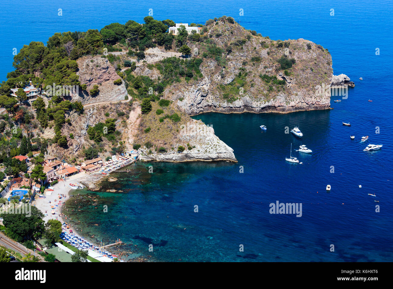 Bellissima Taormina vista dall alto, Sicilia, Italia. il siciliano seascape con costa, le spiagge e la grotta azura. persone e segni irriconoscibile. Foto Stock